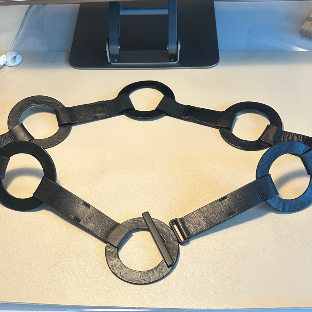 Black Circle-Link Leather Belt